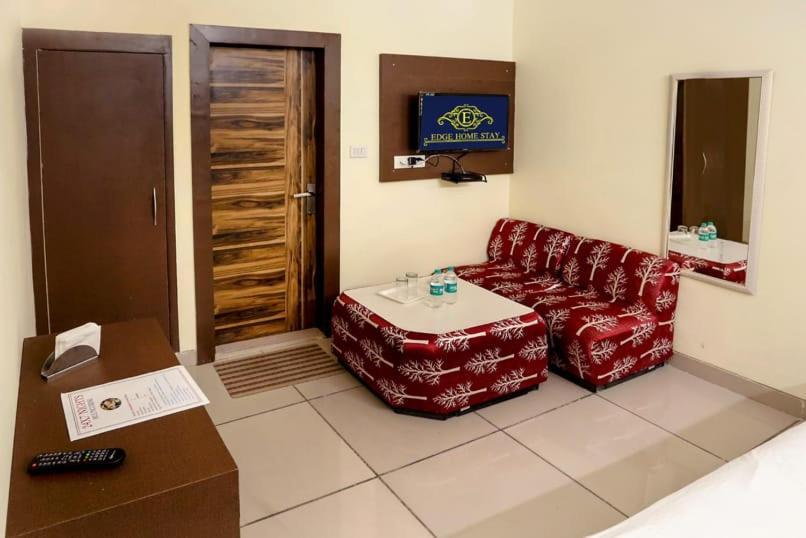 Airport Hotel Edge Home Stay นิวเดลี ภายนอก รูปภาพ