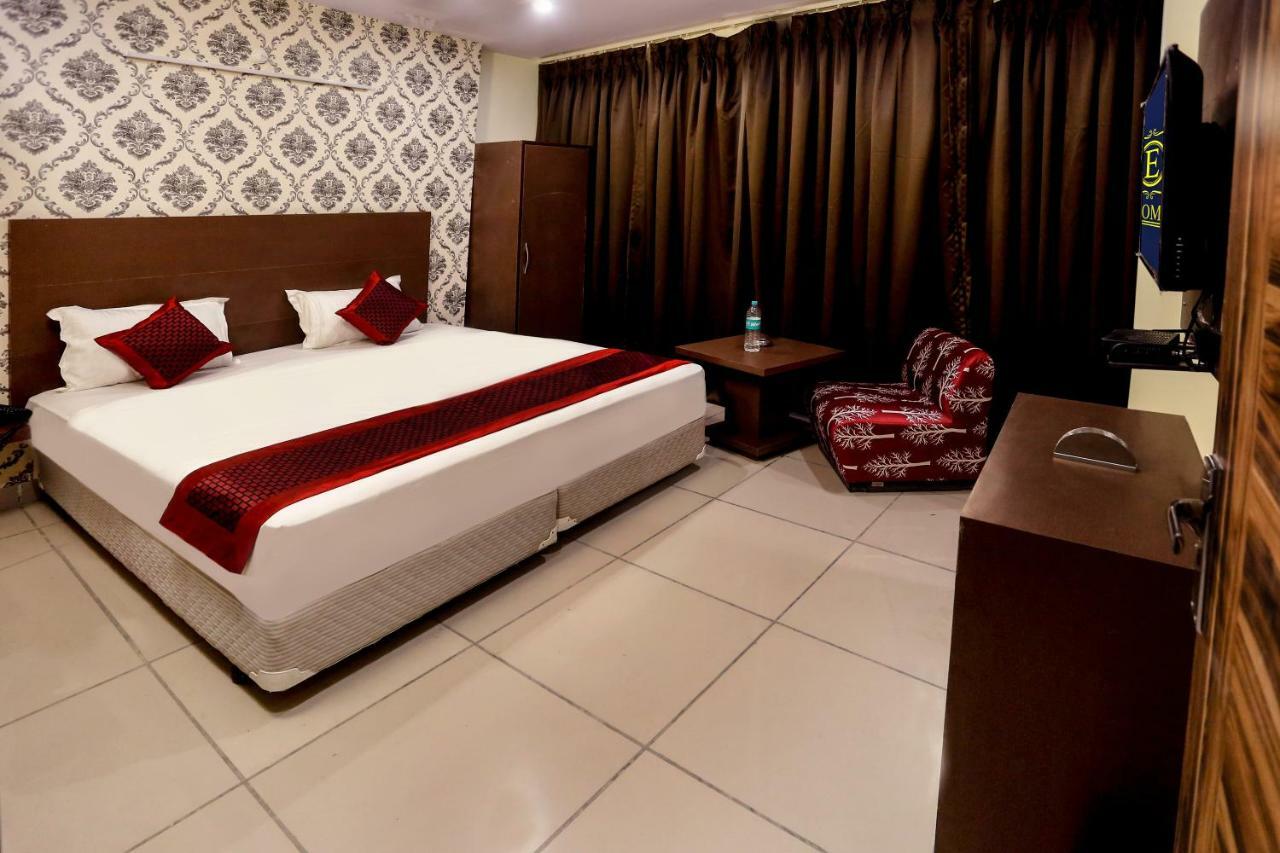 Airport Hotel Edge Home Stay นิวเดลี ภายนอก รูปภาพ