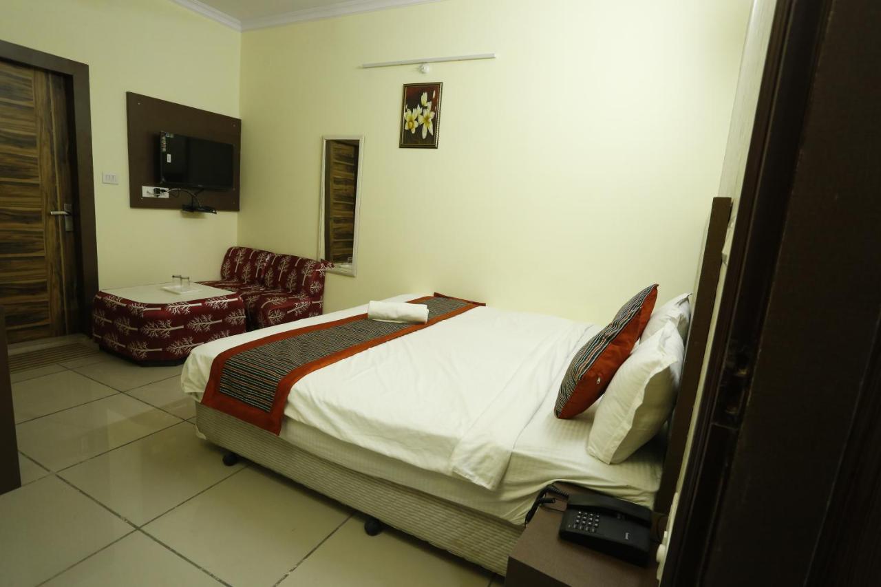 Airport Hotel Edge Home Stay นิวเดลี ภายนอก รูปภาพ