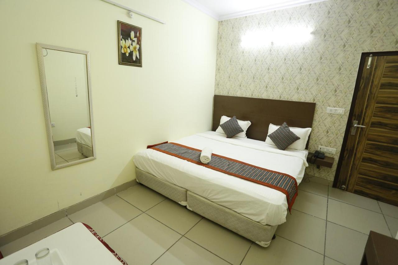 Airport Hotel Edge Home Stay นิวเดลี ภายนอก รูปภาพ